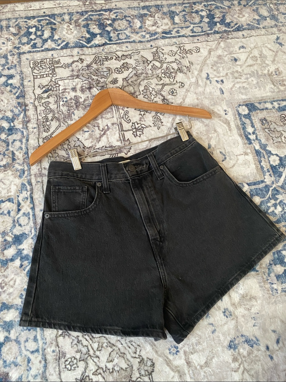 NWOT Levi’s Black High-Waist Denim Mom Shorts - Picture 5 of 7